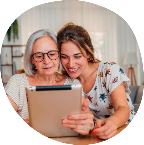 Seniorin und Angehörige bestellen gemeinsam am Tablet